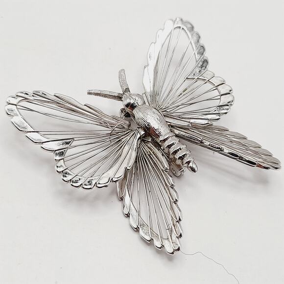 Vintage MONET Butterfly Brooch Rhodium Plate Openwork Insect 1960s - Picture 5 of 7